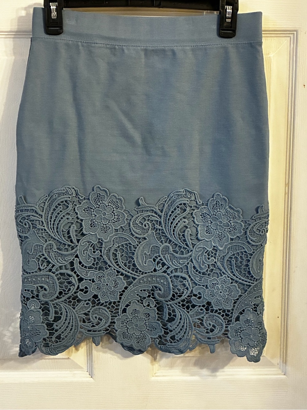 Haute Monde Woman’s blue pencil skirt with floral lace hem, Size: M